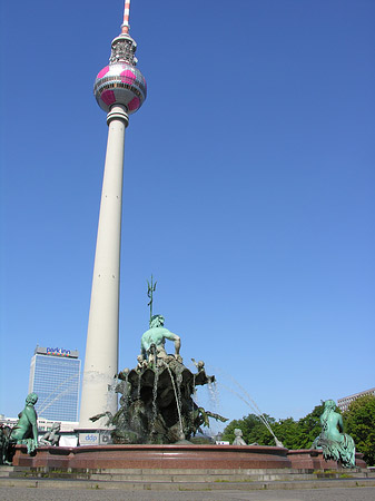 Fernsehturm mit Neptunbrunnen Foto 