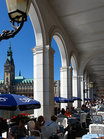 Blick durch die Bögen der Alster Arkaden auf das Rathaus