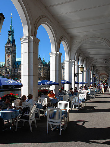 Blick durch die Bögen der Alster Arkaden auf das Rathaus Foto 