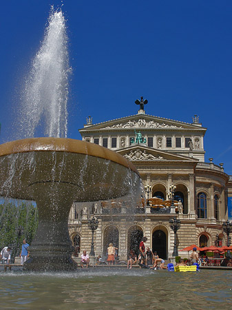 Alte Oper mit Brunnen Fotos