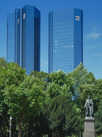 Deutsche Bank mit Statue Fotos