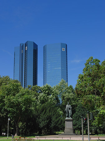 Foto Deutsche Bank mit Statue