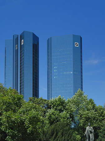 Deutsche Bank mit Statue Foto 