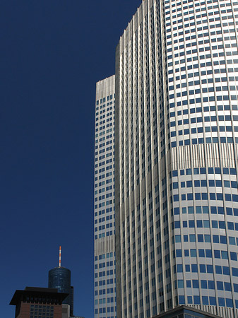 Eurotower mit Häusern Foto 