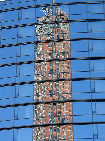 Spiegelung des Messeturms Foto 