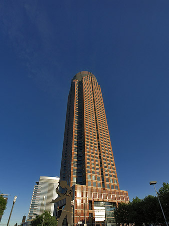 Foto Messeturm mit Hammering Man