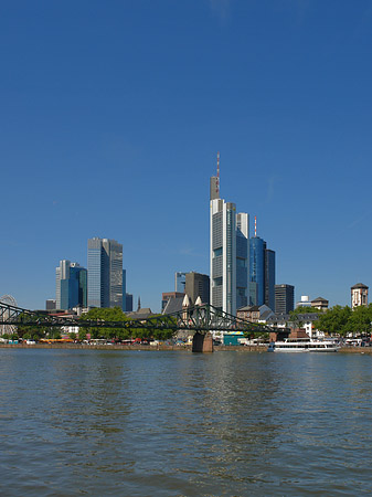Skyline von Frankfurt mit eisernem Steg Foto 