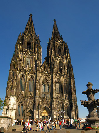Foto Touristen tummeln sich vor Kölner Dom - Köln