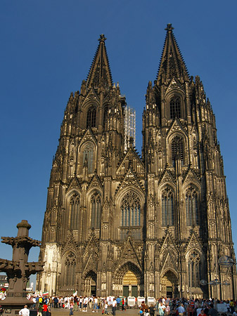 Foto Touristen tummeln sich vor Kölner Dom
