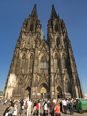 Touristen tummeln sich vor Kölner Dom