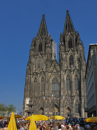 Foto gelbe Sonnenschirme vor Kölner Dom - Köln