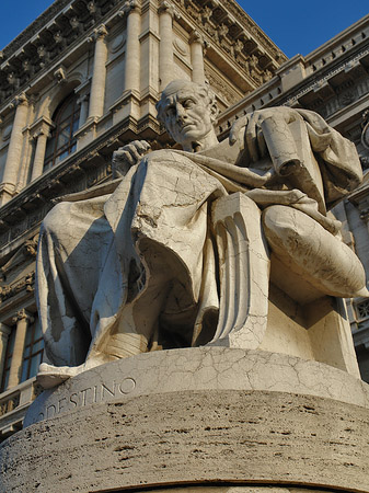 Statue von Modestino Fotos