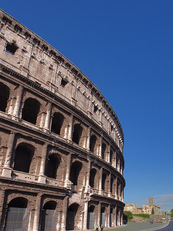 Kolosseum mit Straße Fotos