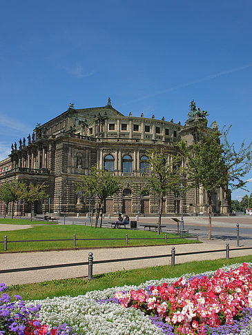 Foto Semperoper mit Blumen
