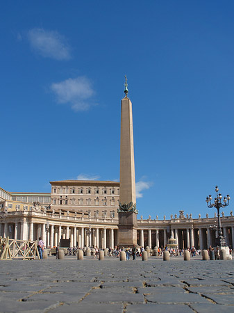 Foto Obelisk mit dem Apostolischen Palast
