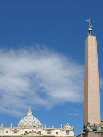Foto Obelisk mit dem Petersdom