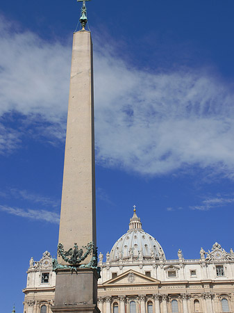 Obelisk mit dem Petersdom Fotos