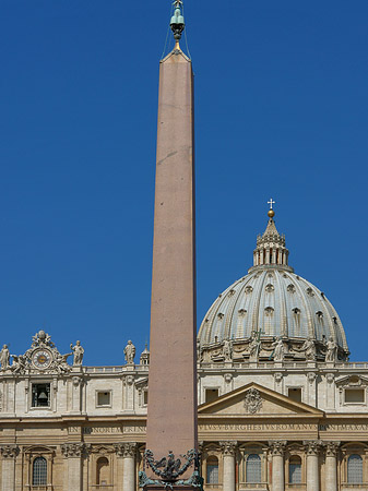 Foto Obelisk mit dem Petersdom
