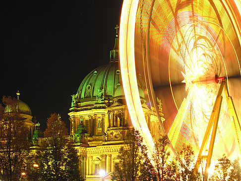 Berliner Dom bei Nacht Fotos