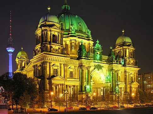 Berliner Dom bei Nacht Fotos