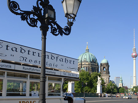 Berliner Dom mit Fernsehturm Fotos