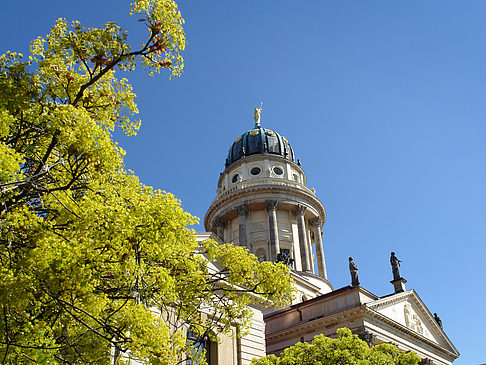 Französischer Dom mit Bäumen