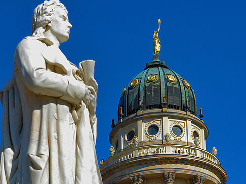 Schillerdenkmal mit dem Französischen Dom Foto 