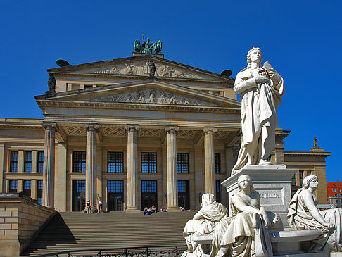 Foto Schillerdenkmal mit Konzerthaus - Berlin