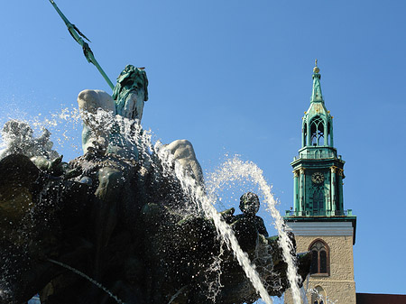Foto Neptunbrunnen mit Marienkirche