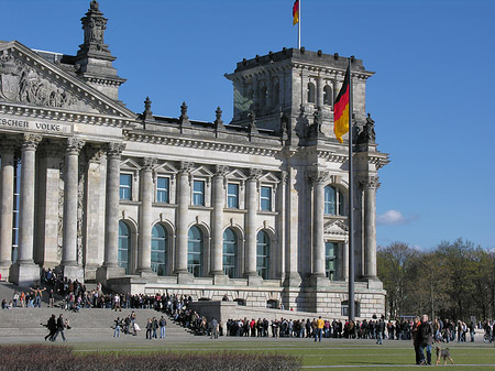Foto Touristen am Reichstag - Berlin