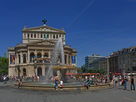 Alte Oper mit Brunnen