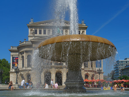 Foto Alte Oper mit Brunnen
