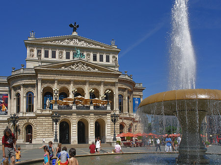 Alte Oper mit Brunnen Foto 