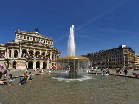 Alte Oper mit Brunnen Foto 