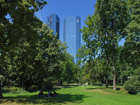 Deutsche Bank mit Wald Foto 