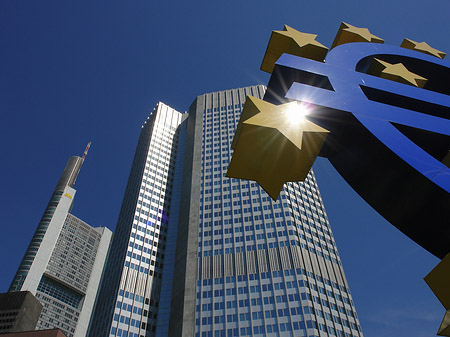 Eurozeichen mit Eurotower