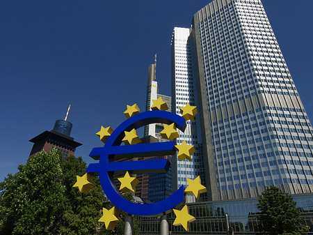 Eurozeichen mit Eurotower Foto 