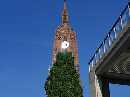 Foto Kaiserdom St. Bartholomäus mit Häuser