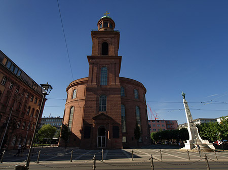 Paulskirche mit Statue