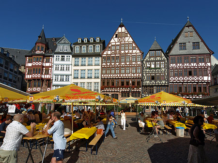 Römer mit Schirmen Fotos