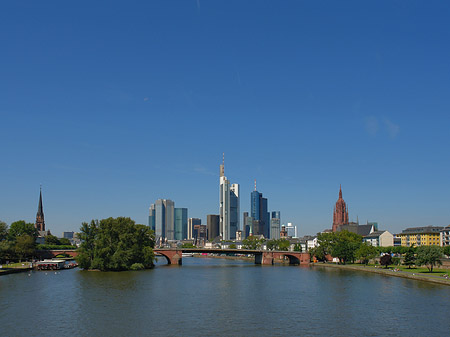 Skyline von Frankfurt mit Alter Brücke Fotos