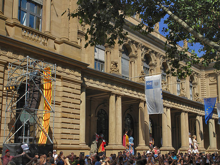 Wertpapierbörse mit Flaggen Foto 