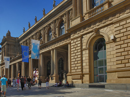Fotos Wertpapierbörse mit Flaggen