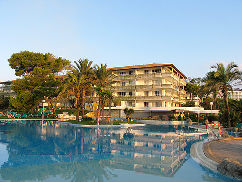 Foto Hotel mit Pool bei Dämmerung - 