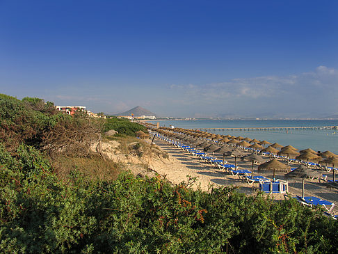 Liegestühle am Strand