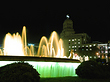 Brunnen am Placa de Catalunya bei Nacht Foto 