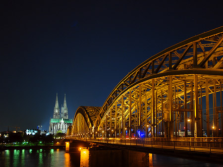 Foto Kölner Dom hinter der Hohenzollernbrücke