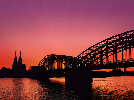 Kölner Dom hinter der Hohenzollernbrücke