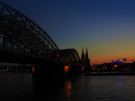 Fotos Kölner Dom hinter der Hohenzollernbrücke
