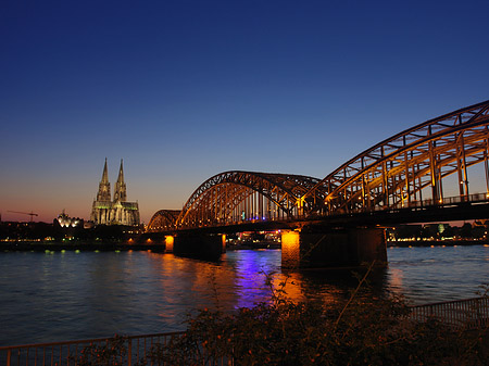 Kölner Dom hinter der Hohenzollernbrücke Fotos